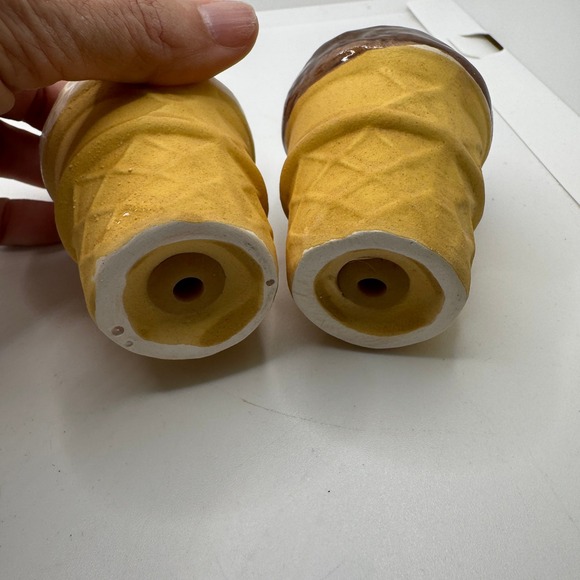 Vintage Safe-T Ice‎ Cream Cone Salt and Pepper Shakers Ceramic Novelty Kitchen - Picture 5 of 5